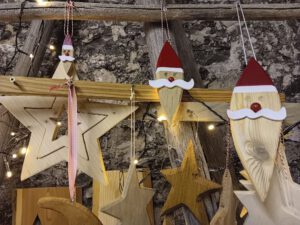 Weihnachtsmann und Sterne aus Holz