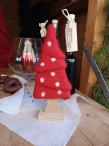Weinglas mit gefilztes Weihnachtsbaum